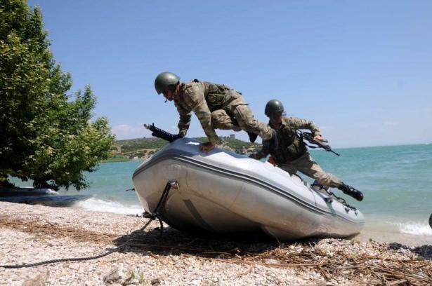 <p>Toplam 28 hafta süren Komando İhtisas Kursu, Su Üstü Komando Harekatı Tatbikatı'nın gerçekleştirilmesiyle sona erdi.</p>
<p> </p>