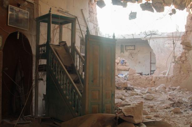 <p>Harabeye d&ouml;nm&uuml;ş bir camide ayakta kalmayı başaran minber.</p>
