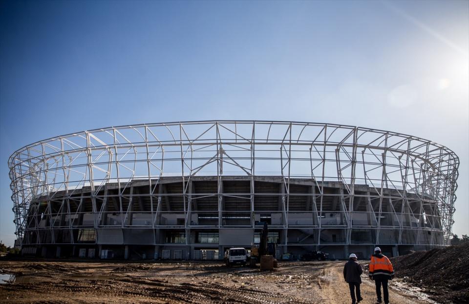 <p>Başbakanlık Toplu Konut İdaresi (TOKİ) tarafından inşaatına 2014'te başlanan Yeni Adana Stadı'nda çalışmalar devam ediyor.</p>
