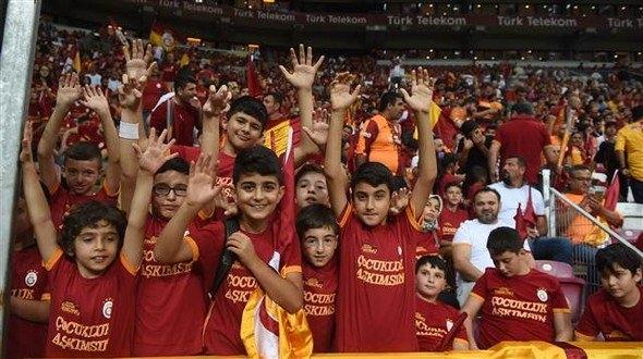 <p>TT Arena Doğu Alt tribününde bu sezon ilk kez oluşturulan GSStore Çocuk Tribünü cıvıl cıvıldı.</p>