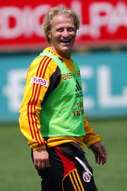 <p>Tugay kararsızlığıTugay Kerimoğlu daha önce 2010’da teknik heyette görev almıştı. Kerimoğlu daha sonra Mancini’nin yardımcılığını yaptı.</p>
