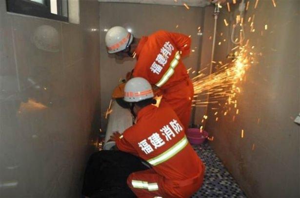 <p>Bozulan &ccedil;amaşır makinesini tamir ederken başı sıkışan adam t&uuml;m &ccedil;abalarına rağmen kurtulamayınca, itfaiye olaya el attı ve yarım saatlik bir uğraş sonucu kafası sıkıştığı yerden &ccedil;ıkarıldı.</p>
