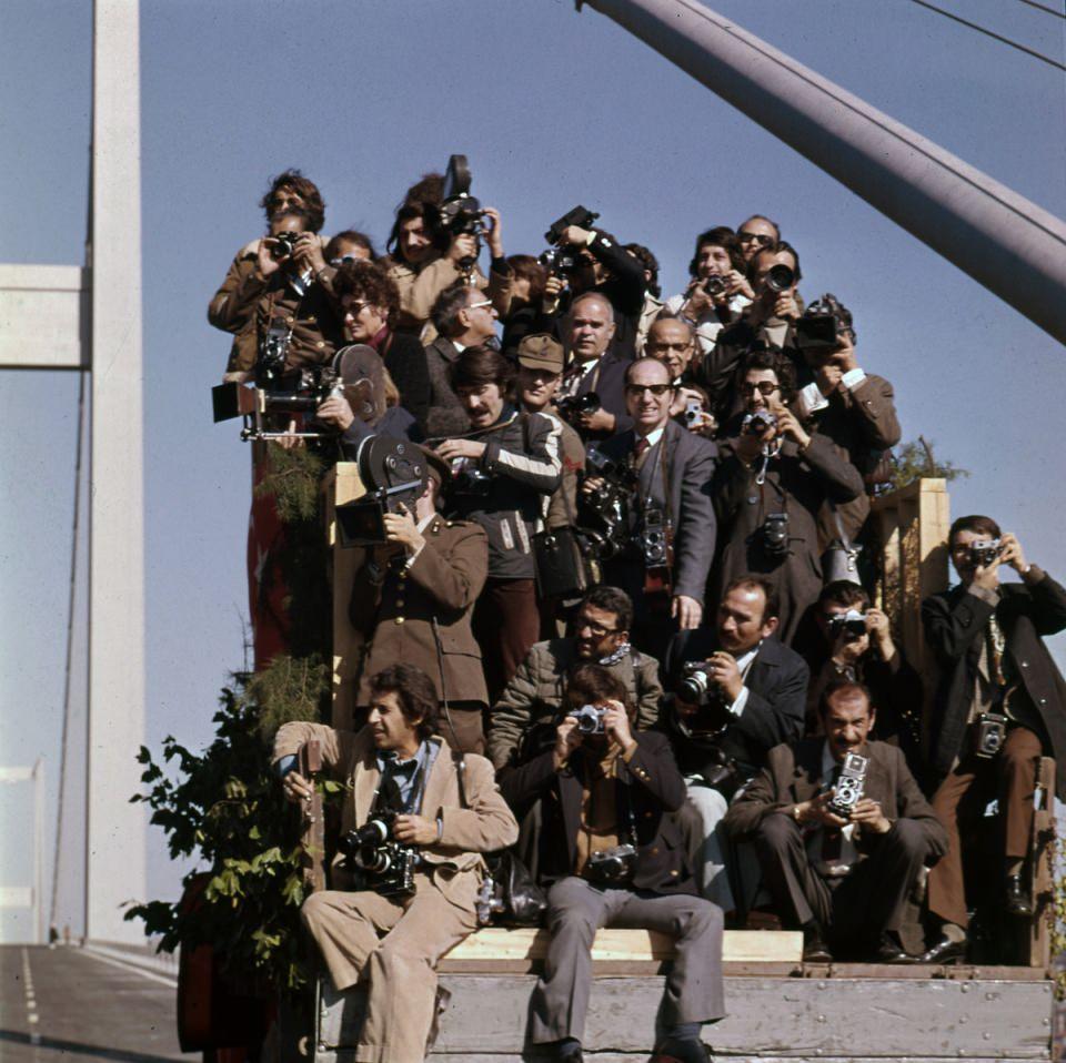 <p>Boğaziçi Köprüsü törenle hizmete açıldı. Açılış törenine çok sayıda gazeteci de katıldı. 1974 </p>

<p> </p>
