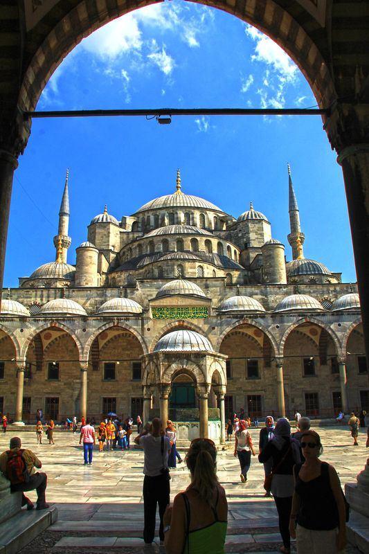 <p>Erhan İdiz’in objektifine yansıyan karelerle paylaşacağımız caminin hikâyesinde bir döneme tanıklık edeceksiniz.</p>
