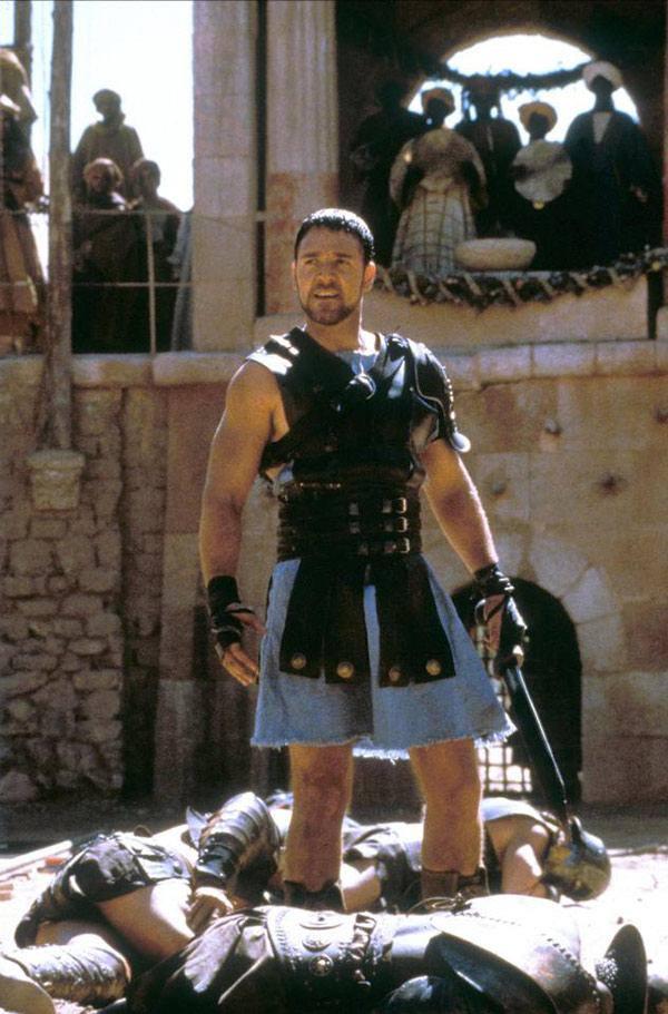 <p>2000 yapımı 'Gladyatör' filmindeki 'Maximus' karakteri ile adını efsaneler arasına yazdıran oyuncu Russell Crowe, son haliyle görenleri şaşkına çevirdi.</p>

<p> </p>
