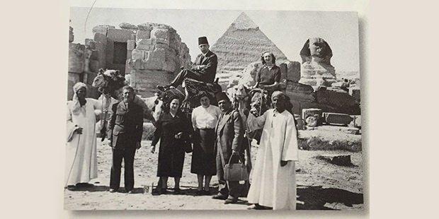 <p>1951 yılında Mısır seyahatinden bir anı. Sadberk Koç (soldan 3. Şapkalı), Nihal Güven ve işadamı Kazım Rüştü Güven; Vehbi Koç ve kızı Semahat Koç develerin üstünde piramitlerin önünde... 21 Şubat 1951</p>

<p> </p>
