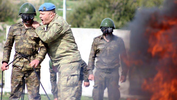 <p>Kanyon içerisinde zaman zaman bellerine kadar gelen suda ilerlemek zorunda kalan kursiyerler, hedefleri olan düşman taktik komuta merkezi noktasına yakın bir yere ulaştı.</p>
