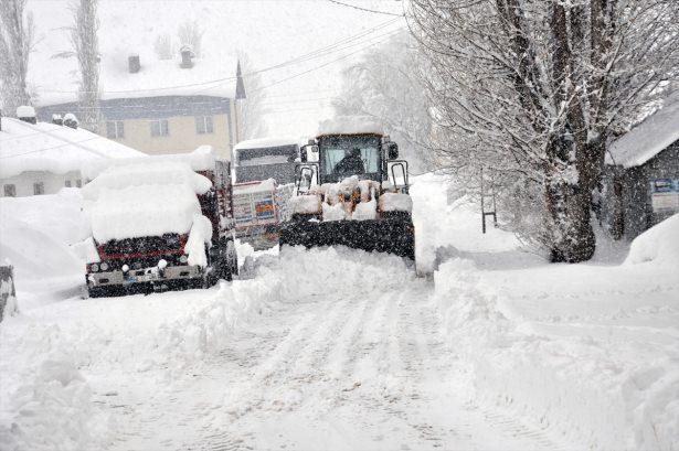<p>Meteoroloji 14. Bölge Müdürlüğünden yapılan açıklamada ise Van, Bitlis, Muş ve Hakkari'de havanın çok bulutlu ve kar yağışlı olmasının beklendiği belirtilerek, "Hava sıcaklığında önemli bir değişiklik beklenmemektedir. </p>