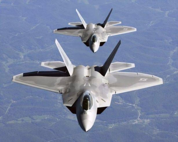 <p><strong>F-22 Raptor </strong><br />
150 Milyon Dolar (Lockheed Martin tarafından üretilen jet, federal yasalar gereği sadece Amerikan ordusunda bulunuyor)</p>
