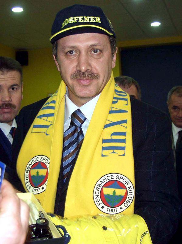 <p>Recep Tayyip Erdoğan, Fenerbahçe atkısı ve şapkasıyla - 2002</p>