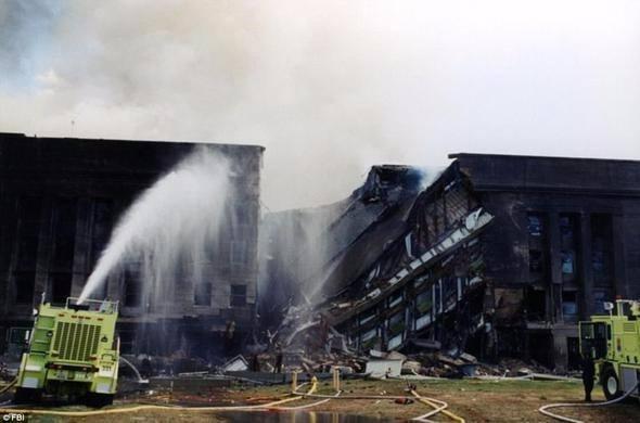 <p>ABD'de Federal Soruşturma Bürosu (FBI), 11 Eylül 2001'de düzenlenen terör eylemlerinin hedeflerinden Pentagon'un, saldırının hemen ardından çekilen fotoğraflarını servis etti. Yayınlanan fotoğraflarda; binaya yapılan saldırıda kullanılan American Airlines uçağının kalıntıları görülürken, çıkan yangının büyüklüğü göze çarptı.</p>

<p> </p>
