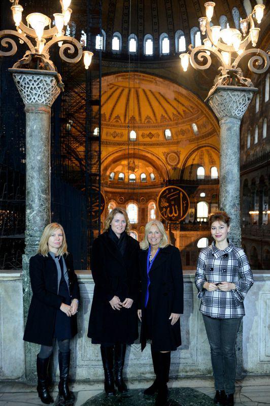 <p>Ziyaretine Ayasofya Müzesi'nden başlayan Biden'a, ABD'nin Ankara Büyükelçisi John Bass'ın eşi Holly Bass eşlik etti.</p>

<p> </p>
