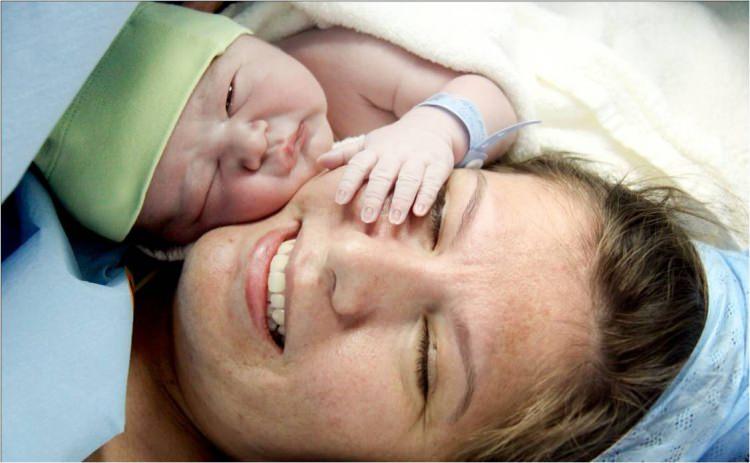 <p>Doğum sırasında anneye doğum kesisi uygulanmışsa bu kısımdaki <strong>dikişlerin temizliği ve bakımı </strong>mutlaka yapılmalıdır. Dikişlerin açılmaması için anne ev içindeki hareketlerine çeki düzen vermelidir.</p>
