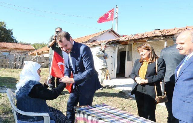 <p>"Önce 50 yıl elektriksiz yaşadığını öğrenince şaşırdık. Cumhurbaşkanımız hemen talimat verdi ve sorunu çözdük. Senin hayır duanı aldık. 15 Temmuz'da dualar olmasaydı nasıl olurdu? 'İlk iş Eskişehir'e gelince Hesma nineyi ziyaret edeceğim.' demiştim. Araya birçok ziyaret ve program girdi ancak gelebildik." </p>

<p> </p>

