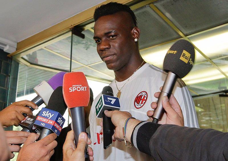 <p>Muhabir: Milan'a, yani yuvana döndün diyebilir miyiz? Balotelli: Diyemeyiz, çünkü evim Milano'da değil Brescia'da.</p>

<p> </p>
