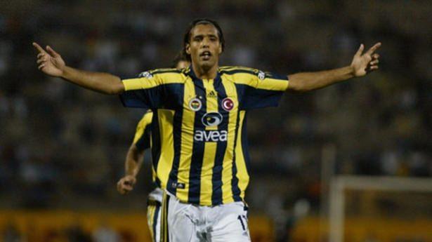<p>“Fener şampiyonluğa, Beşiktaş kongreye” 2003-2004 sezonunda ligin ilk yarısını 11 puan önde kapatan Beşiktaş, liderliği Fenerbahçe’ye kaptırıyor. İnönü’deki final maçını F.Bahçe 3-1 kazanınca Beşiktaş Başkanı Serdar Bilgili kongre kararı alıyor.</p>