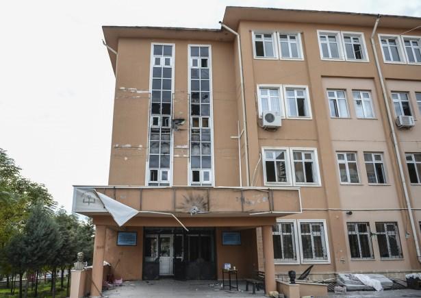 <p><strong>İki okulun duvarlarına terör örgütü lehine yazılar yazan, Atatürk büstlerini kıran ve Türk Bayrağı'nı direkten indiren teröristler, güvenlik güçlerinin operasyonunun ardından kaçmak zorunda kaldı.</strong></p>