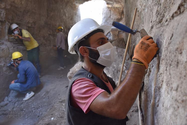 <p>Yerleşim konumu itibariyle bütün vadiye hakim, antik ticaret yolu üzerinde, geniş bir alanı kontrol altında tutan, stratejik bir Roma sınır garnizonu olan kale aynı zamanda Roma-Sasani arasındaki büyük mücadelelere de sahne oldu.</p>
