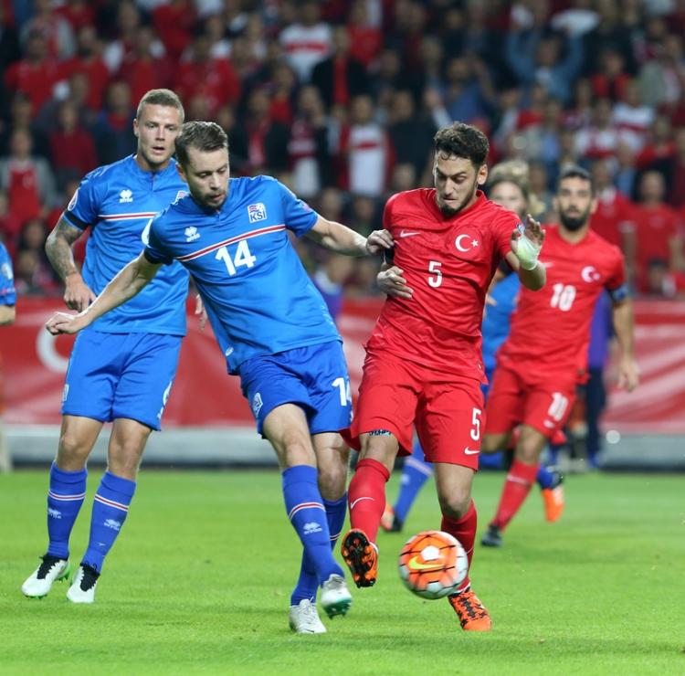 <p>TFF Başkanı Yıldırım Demirören, millileri kutlamak için İzlanda maçından sonra soyunma odasına indiğinde, primi (Galibiyet ve Euro 2016’ya katılma) 350 bin Euro (Futbolcuların konuştuklarına göre ise 500 bin Euro) olarak belirler. Burada da sistem aynı: İlk 11’de oynayanlara: %100, 350 bin Euro. Sonradan oyuna girenlere: %60, 210 bin Euro. Yedek bekleyenlere: %40, 140 bin Euro.</p>