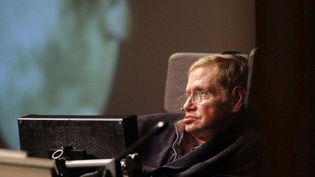 <p>Ünlü İngiliz fizikçi Stephen Hawking mekanik sesini değiştirmeye hazır olduğunu açıkladı. Hawking'in bu açıklamasının ardından bilim insanının yeni sesi olmak isteyen ünlü isimlerden açıklamalar geldi.</p>

<p> </p>

