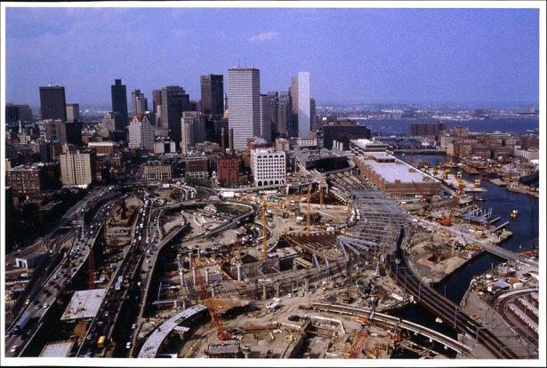 <p><strong>Boston Big Dig:</strong> Resmi olarak Merkezi Yol/Tünel Projesi olan bu projeyi insanlar daha çok “Büyük Kazı” olarak biliyor. Projenin temel olarak birkaç temel yol ağı ve tüneli inşa etmek ya da bunların güzergahını değiştirmek gibi farklı hedefleri var. Kazı çalışması 1991-2006 yılları arasında tamamlandı.</p>
