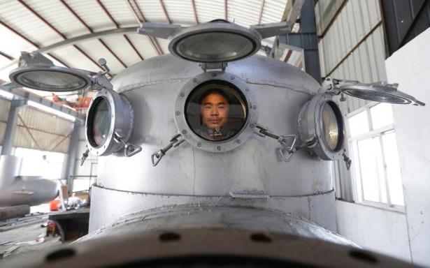 <p>Zhang Wuyi adlı bu arkadaş bir denizaltı yapmakla kalmamış ona bağladığı pipetlerle deniz hıyarlarını da toplamış.</p>

<p> </p>
