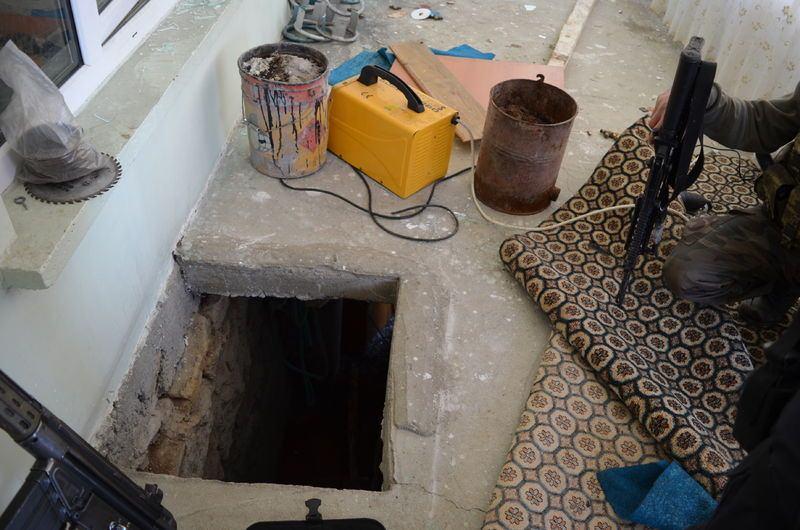<p>İçinde el yapımı patlayıcı düzenekleri olduğu belirlenen eve kontrollü giren bomba imha uzmanları, çok sayıda patlayıcı, silah ve mühimmat buldu. </p>

<p> </p>
