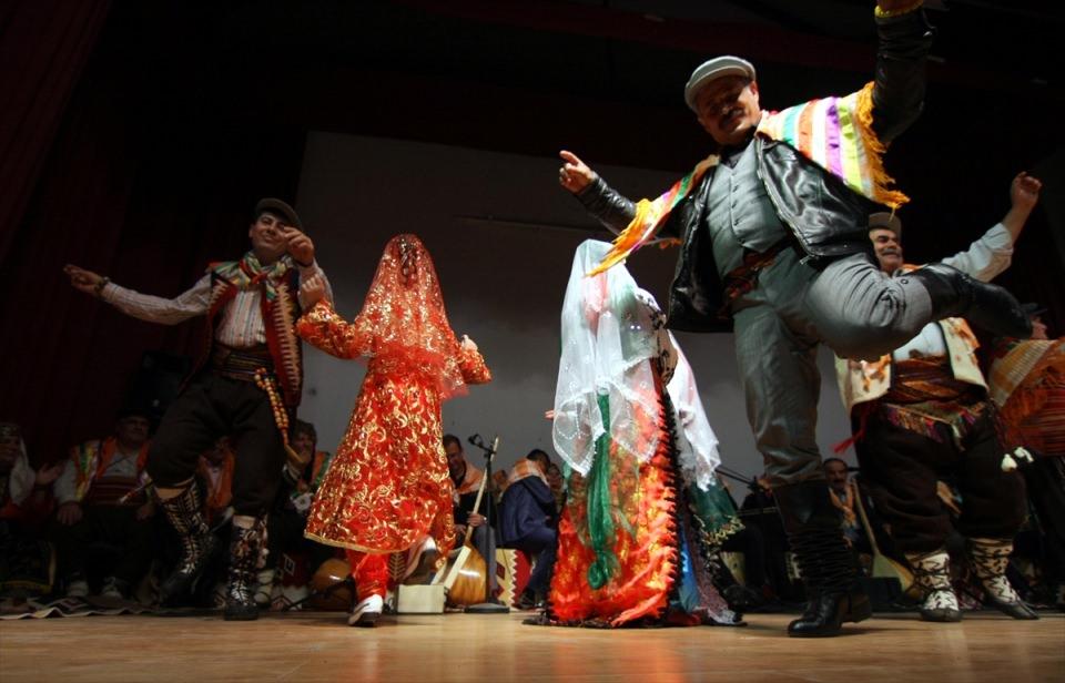 <p>Programa yöresel kıyafetleriyle katılan Yörükler, yerel sanatçılarının çalıp söylediği şarkılarla oynadı.</p>

<p> </p>

