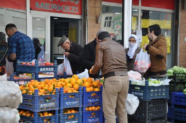 <p><strong>TERMİNAL VE MARKETLERDE YOĞUNLUK</strong></p>
<p> </p>
<p>Silopi'de de sokağa çıkma yasağının ilan edileceğini duyan vatandaşlar, ilçeyi terk etmek için terminallere gitti. Yanlarına alabildikleri eşyalarıyla şehir dışına çıkmaya çalışan vatandaşlar, terminallerde yoğunluğa neden oldu.</p>
<p> </p>