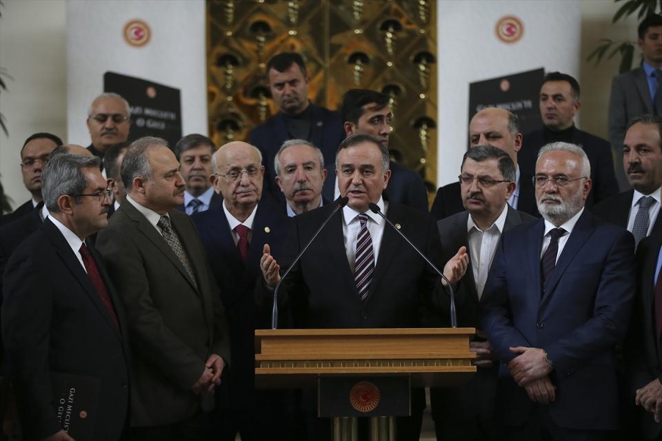 <p>ABD Başkan Yardımcısı Joe Biden'ın, Meclise geldiği zaman durumun ciddiyetini anladığına değinen Kahraman, "Ne derece doğru söz bilmem ama Hollanda'nın, Avrupa'nın son tavrı ne gösteriyor, işin içindeydiler. </p>

