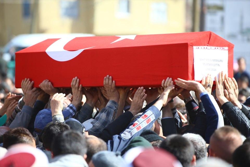 <p>Ilgın Devlet Hastanesi'nden alınan şehidin Türk bayrağına sarılı naaşı, önce helallik alınmak üzere baba ocağına götürüldü. Burada toplanan kalabalık, şehidin naaşını tekbirlerle karşıladı. Helallik alınması sırasında gözyaşı döken şehit polisin ailesi ve yakınları, çevredekiler tarafından teselli edilmeye çalışıldı.</p>

<p> </p>
