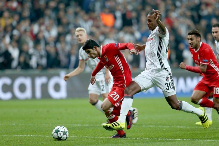 <p>ABOLA: "BENFİCA 3 GOLLÜK AVANTAJINI TÜRKİYE'DE KORUYAMADI"<br />
<br />
Portekiz'in önemli spor gazetelerinden Abola ise maç sonu, "Benfica 3 gollük avantajını Türkiye'de koruyamadı" manşetini attı.</p>