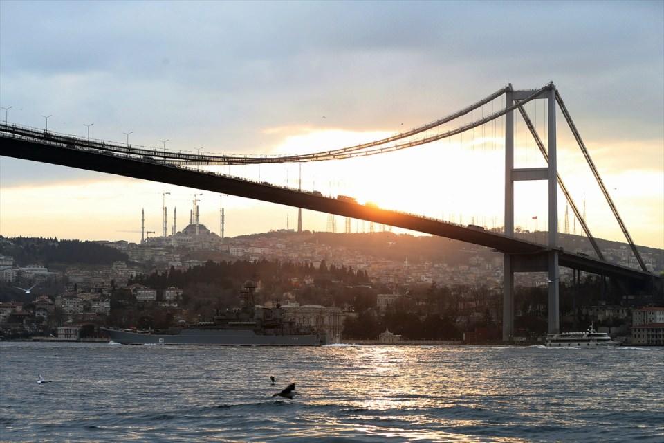 <p>İstanbul Boğazı'nı geçen Rus gemilerine, Sahil Güvenlik Komutanlığına ait iki bot da eşlik etti.</p>

<p> </p>
