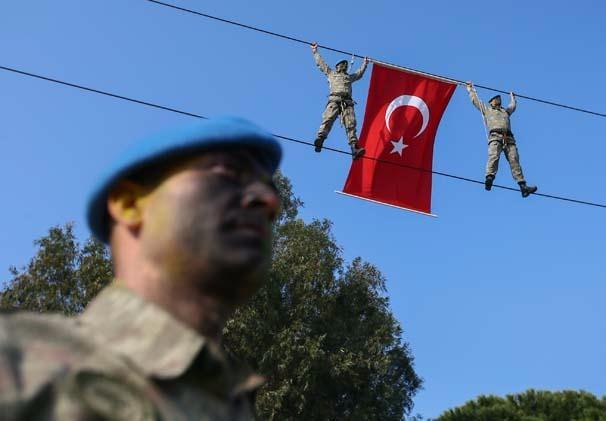 <p>Gösterilerinin ardından eğitimlerini tamamlayan askerler tören geçişi yaptı.</p>