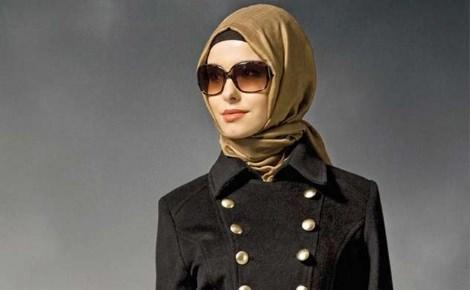 <p><strong>YUVARLAK BİR YÜZE SAHİPSENİZ...</strong></p>
<p>Yüz hatlarınız yuvarlak ise tercihiniz dikdörtgen gözlük modellerinden yana olmalıdır. </p>