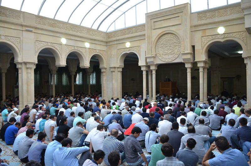 <p>Türkiye Diyanet Vakfı tarafından yaptırılan İlahiyat Camisi'nde Cami içerisinde yer bulamayan vatandaşlar bayram namazını caminin bahçesinde kıldı. </p>