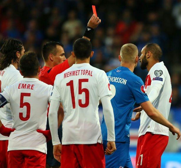 <p><span style="color:#A9A9A9">Ay-Yıldızlı ekibimizin Euro2016 elemelerinde İzlanda ile deplasmanda oynadığı ve 3-0 kaybettiği maçta Ömer Toprak'ı kırmızı kartla oyun dışı bırakan Ivan Bebek, oyuncularımıza toplam 3 sarı, 1 kırmızı kart çıkardı.</span></p>