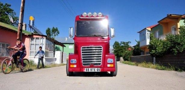 <p>Gerekli teknik malzemeleri satın alarak önce su motoruyla çalışan otomobil yapmayı planlayan Mescioğlu, bunu gerçekleştiremeyince satın aldığı Murat 131 marka bir otomobilin sadece motorunu kullanarak bir araba yapmaya karar verdi.</p>