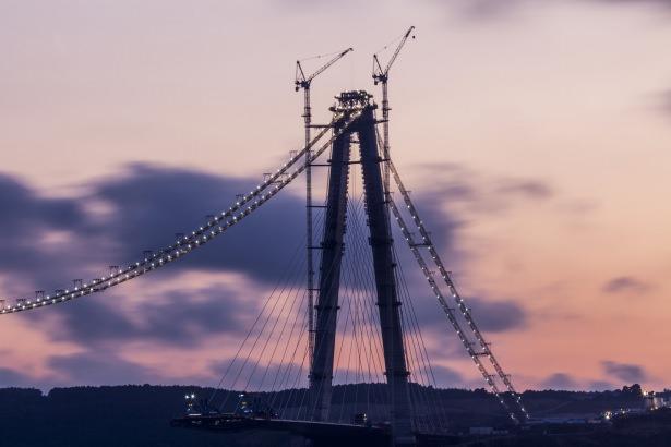 <p>Araçları taşıyacak çelik tabliyelerin üretiminin Tuzla ve Altınova'daki tesislerde devam ettiği, gemilerle getirildiği belirtildi.</p>
<p> </p>