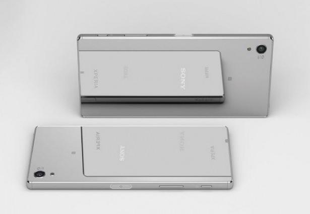 <p>Sony Xperia Z5 Premium<br />
Sony Xperia Z5 Premium ilk 4K ekranlı akıllı telefon olarak akıllı telefon piyasasına imzasını attı. Sony Xperia Z5 Premium, 4K yani 2160x3840 çözünürlüğünde 806 ppi yoğunluğunda 5.5-inç ekran, Snapdragon 810 işlemci, 3GB DDR4 RAM, 32 GB genişletilebilir dahili hafıza gibi özelliklere sahip.</p>

