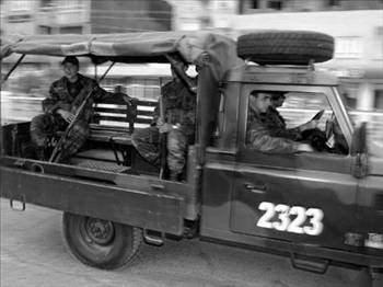 <p>ASKERÎ DEVRİYELER: 12 Eylül 1980 ihtilâlinden sonraki 3 yıl zarfında (olağanüstü hal kaldırılana dek) İstanbul cadde ve sokaklarında (ve Türkiye’nin 67 şehrinde) 4’erli gruplar halinde devriye gezen askerler olurdu. Dördü de tüfekli, miğferli, kısacası tam teşeküllü olan erler, aynı hizada ve birer metre aralıklı olarak yürürlerdi. Kaldırımda karşılaşıldığında vatandaşlar mutlaka kenara çekilerek, kollarında kırmızı bantlarda “Görevli” yazılı devriyelere yol verirlerdi. Bütün bankaların ve resmî kurumların korunması görevi de bu devriyelerde olup, ikisi binanın içinde dururlarken, diğer ikisi de giriş kapısının iki yanında ayakta nöbet tutarlardı. Olağanüstü hal kaldırılınca, askerler de kışlalarına geri döndüler.</p>