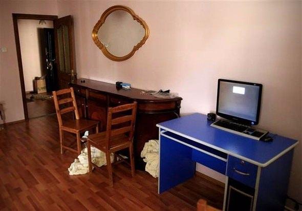 <p><strong>KONYA’DAN SIR OLAN 3 AİLENİN İZİ İZMİR’DE ÇIKTI</strong></p>

<p>DEAŞ’lı teröristin ilişkili olduğu 3 ailenin kaldığı evlere polis pazartesi gecesi baskın yaptı. Selçuk Üniversitesi’ne yakın olduğu için daha çok üniversiteli gençlerin ev kiraladığı Bosna Hersek Mahallesi’nde 3 ailenin kaldığı stüdyo daireler boş çıktı.</p>
