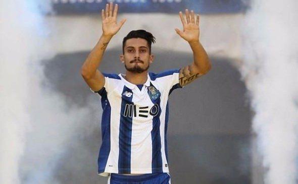 <p>Alex Telles - Porto<br />
<br />
Yıllar süren sol bek sorununu çözmek için Galatasaray'a getirilen Alex Telles'te beklenen performansın uzağında kalmıştı. Brezilyalı futbolcu, Porto'da inişli çıkışlı bir performans sergiliyor. Ligde 14 maçta görev aldı, 1 gol ve 2 asist üretti. Toplamda ise 26 maça çıktı 1 gol attı, 4 asist yaptı.</p>
