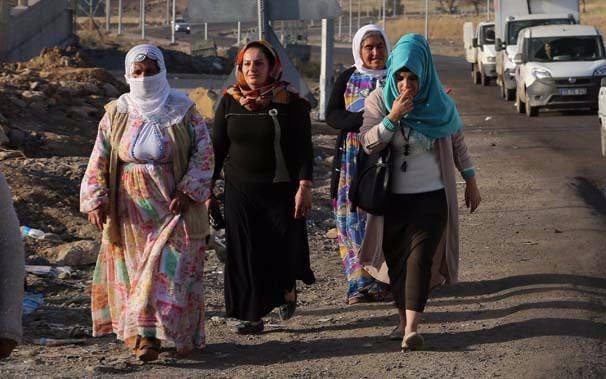 <p>Sokağa çıkma yasağının sona erdiğini öğrenen vatandaşlar evlerini görmek için 246 gün sonra kente dönerken, evler ve iş yerlerindeki hasar terör saldırılarının şiddetini gözler önüne serdi. Yıkılan evlerini görenler gözyaşlarını tutamadı.</p>
<p></p>