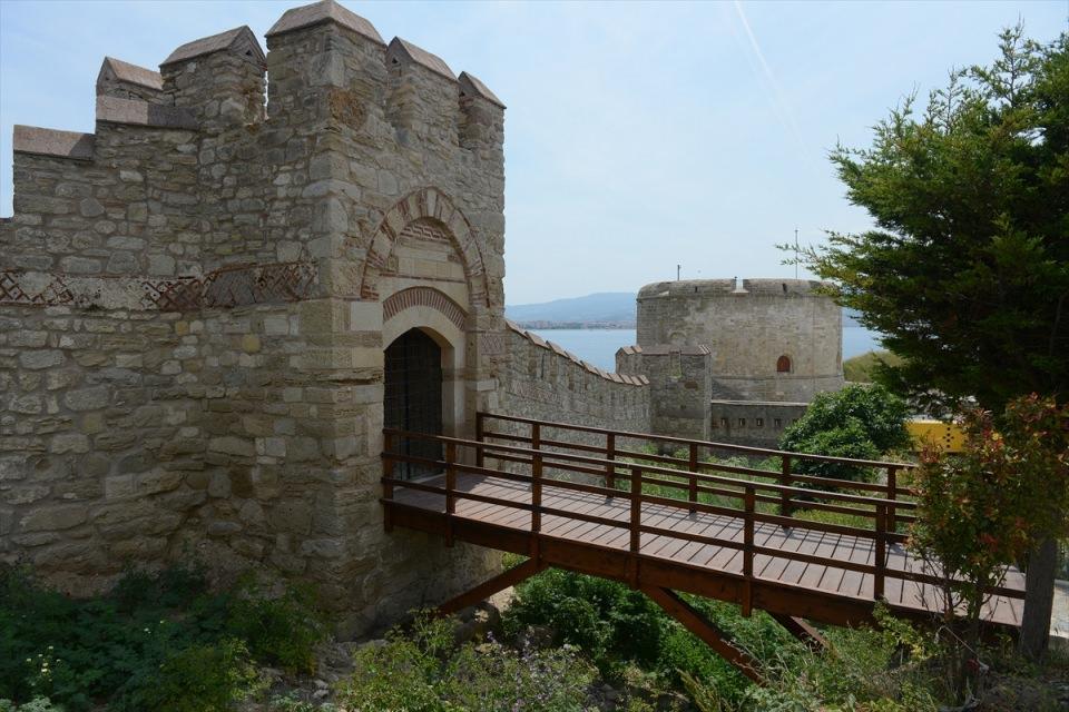 <p><strong>"Ne kadar tarihi yapı varsa ayağa kaldırmak istiyoruz"</strong></p>
<p>Kültür ve Turizm Bakanlığı Çanakkale Savaşları Gelibolu Tarihi Alan Başkanı İsmail Kaşdemir, AA muhabirine yaptığı açıklamada, restorasyon çalışmaları tamamlanan kalenin peyzaj düzenlemelerinin de bitirilmesinin ardından açılacağını söyledi.</p>