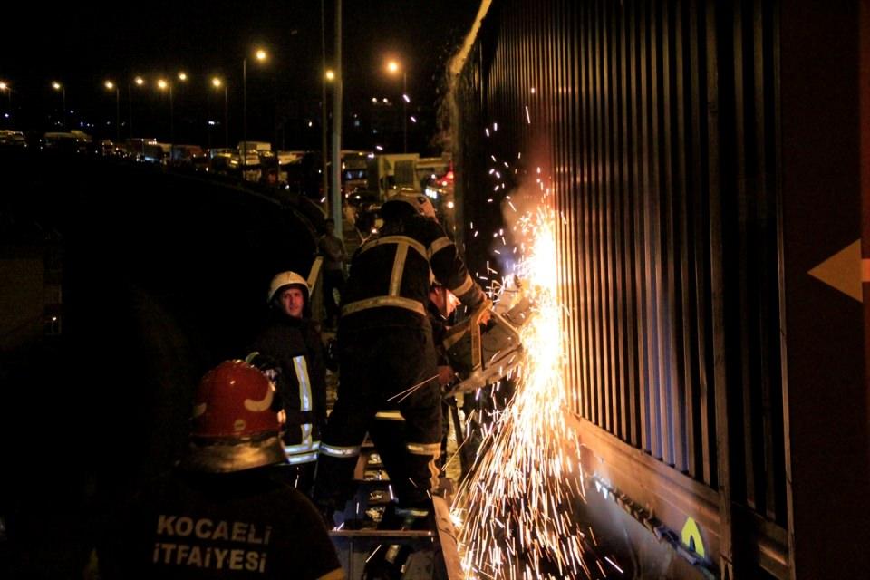 <p>Yangını fark eden sürücü, tırı emniyet şeridine çekerek aracını dorseden ayırdı.</p>
<p> </p>