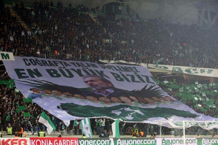<p>Torku Konyaspor taraftarları Galatasaray maçı önce koreografi yapmıştı. Taraftar teknik direktör Aykut Kocaman ve futbolcuların bulunduğu "Coğrafya yalan söylemez. En büyük biziz" dev pankartını açtı</p>
