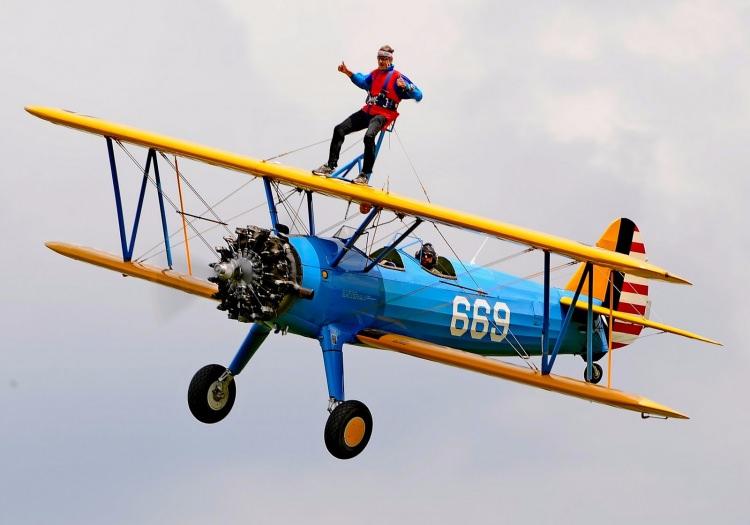 <p>Dünyanın en tehlikeli ekstrem sporları arasında yer alan "Wing-walking"de macera tutkunları, hareket halindeki iki kişilik uçağın tepesine çıkıyor.</p>