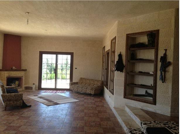 <p>Irak&rsquo;ta Musul kentini ele ge&ccedil;irdikten sonra ilerleyişini s&uuml;rd&uuml;ren IŞİD ter&ouml;r &ouml;rg&uuml;t&uuml; militanları şimdilerde &lsquo;5 yıldızlı savaş&rsquo;ın keyfini s&uuml;r&uuml;yor.&nbsp;Militanlar Atmeh k&ouml;y&uuml;ndeki bu villayı kendi operasyonlarını planlamak i&ccedil;in merkez olarak kullanıyor.</p>
