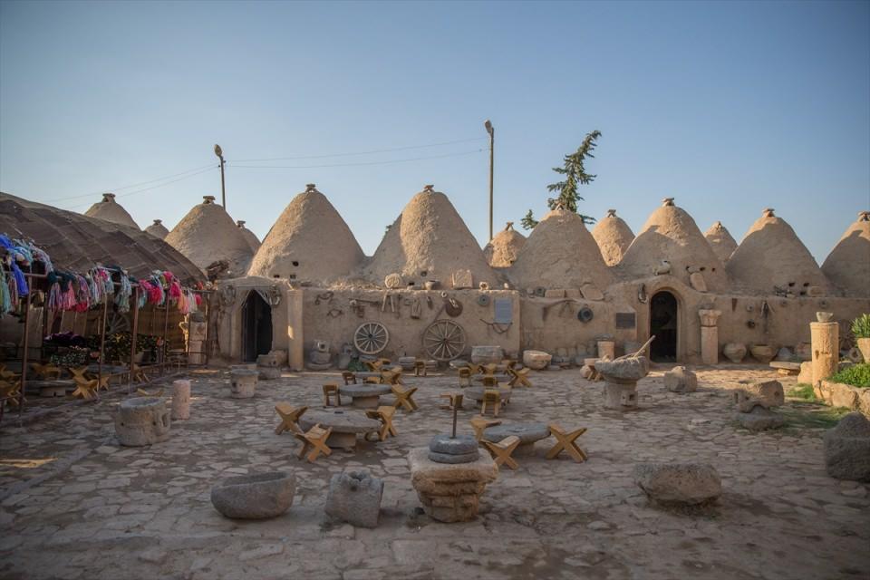 <p>Harran'ın doğusunda Hz. Musa'nın yaşadığı rivayet edilen tarihi Soğmatar, "Hz. Musa Kuyusu" ve Şuayb Peygamber'in yaşadığı ifade edilen "Şuayip Şehri" ise inanç turizmi bakımından öne çıkıyor. </p>

<p> </p>
